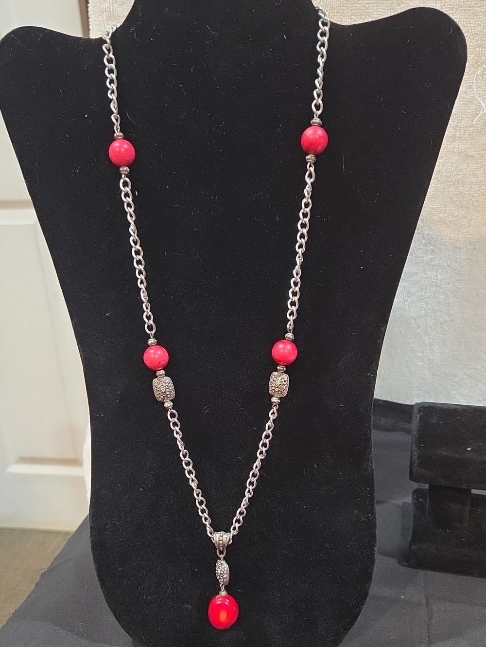 SILVER-TONE NECKLACE WITH RED ACCENT BEADS